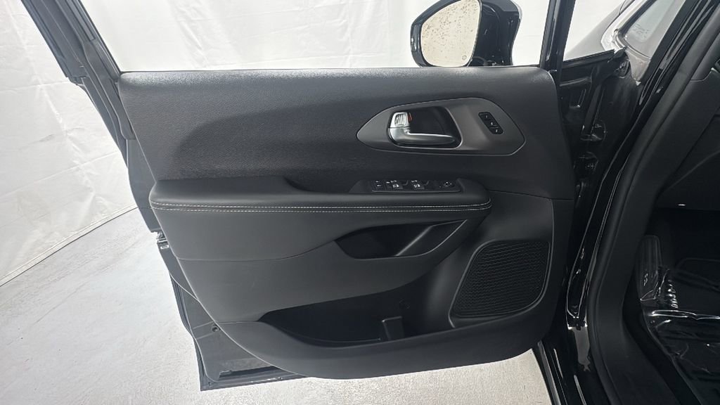 Used 2025 Chrysler Pacifica Select FWD image 21