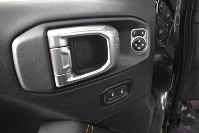 Used 2025 Jeep Wrangler Unlimited Sahara AWD/4WD image 8