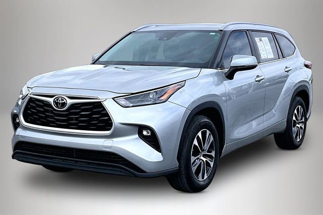 Used 2024 Toyota Highlander LE image 2
