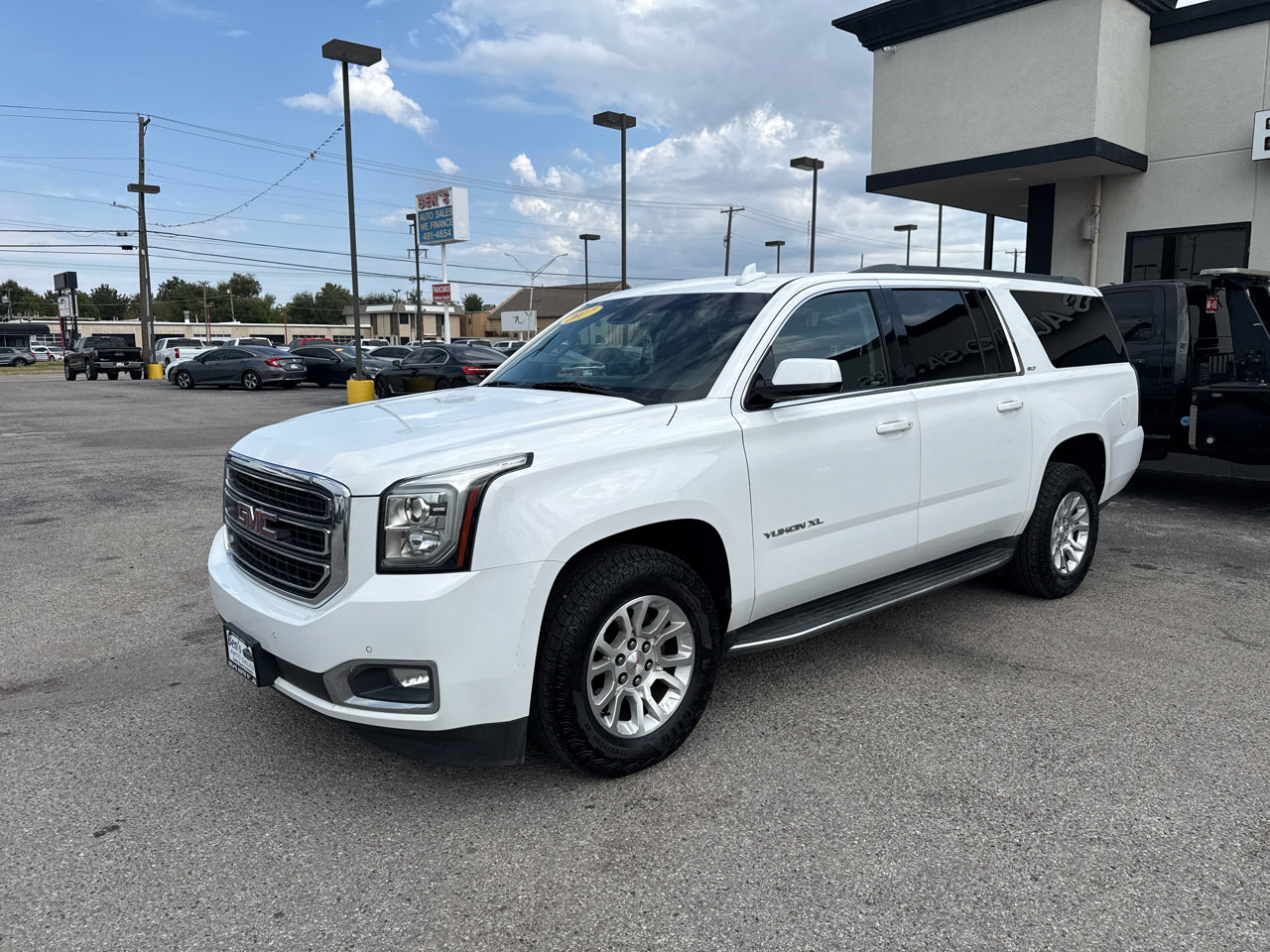 Used 2017 GMC Yukon XL SLT image 2