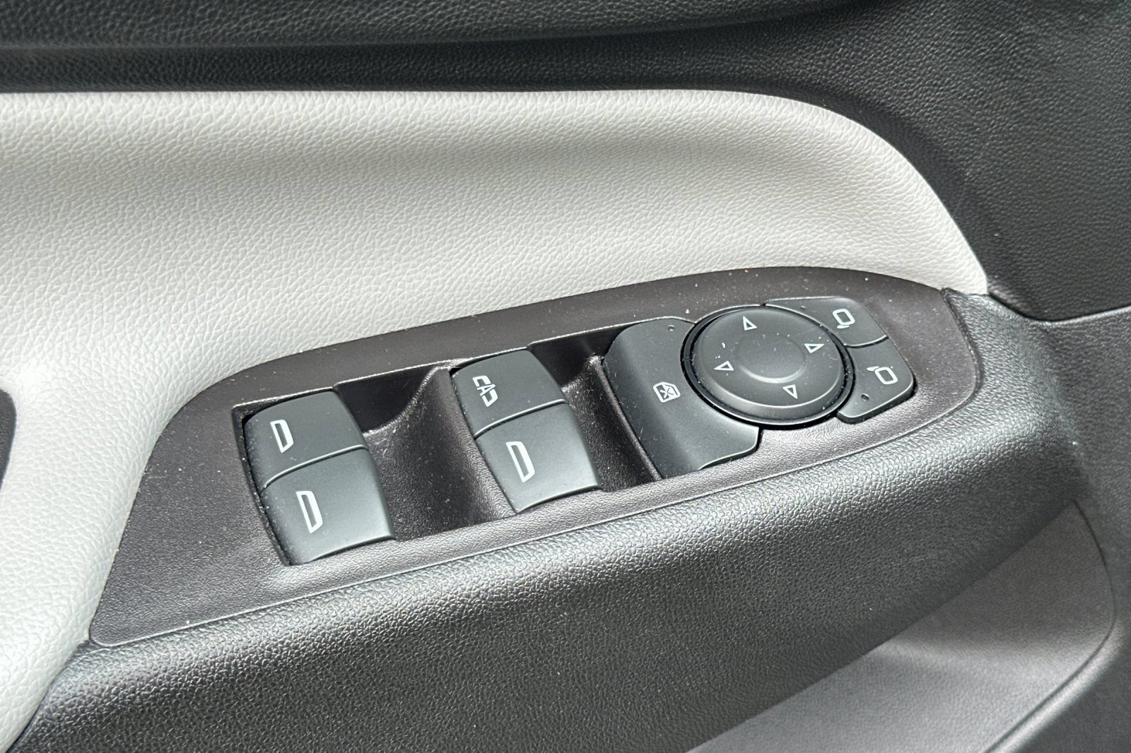 Used 2020 Chevrolet Equinox LS FWD image 12
