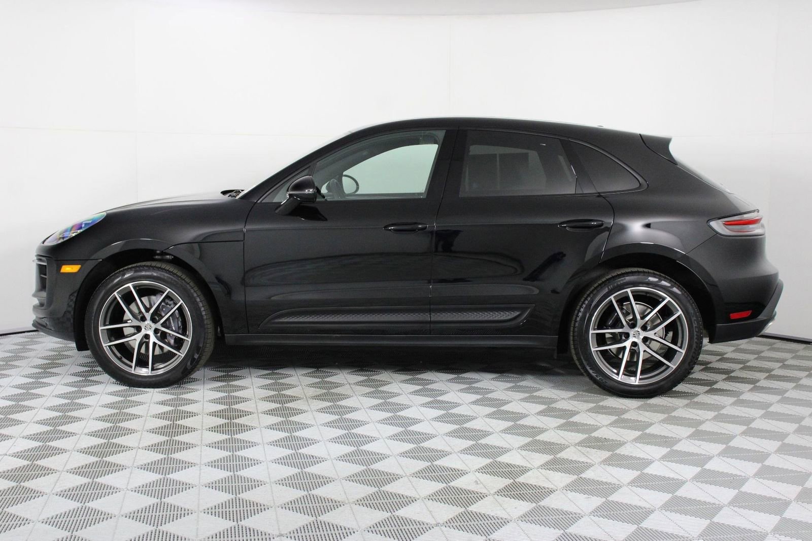 Certified 2025 Porsche Macan image 2