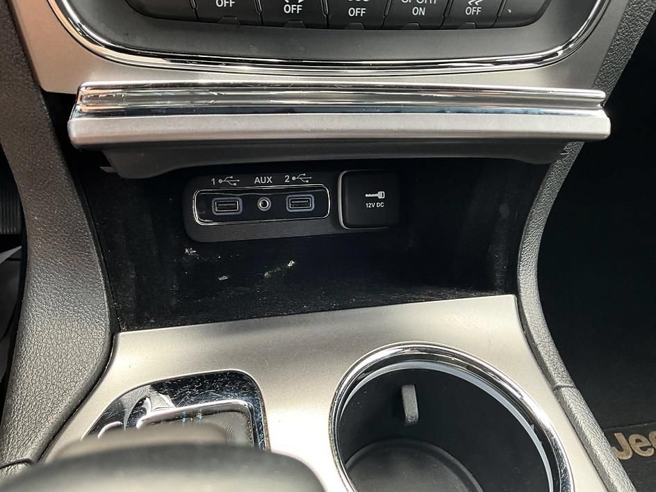 Used 2018 Jeep Grand Cherokee Laredo AWD/4WD image 23