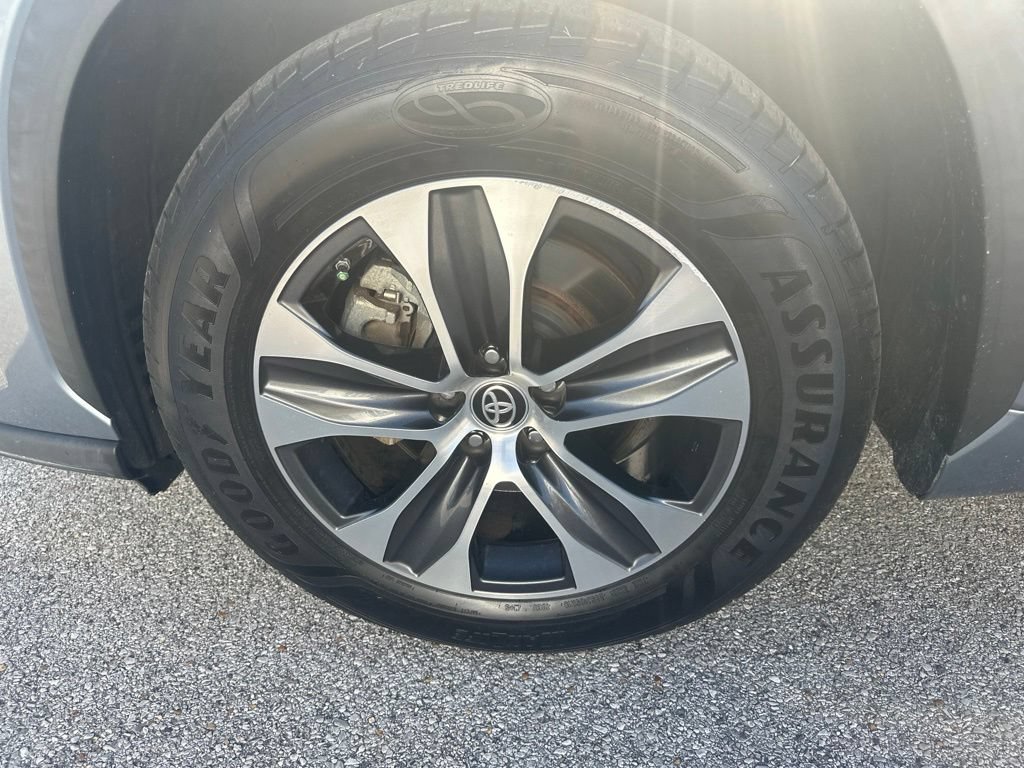 Used 2020 Toyota Highlander XLE FWD image 4