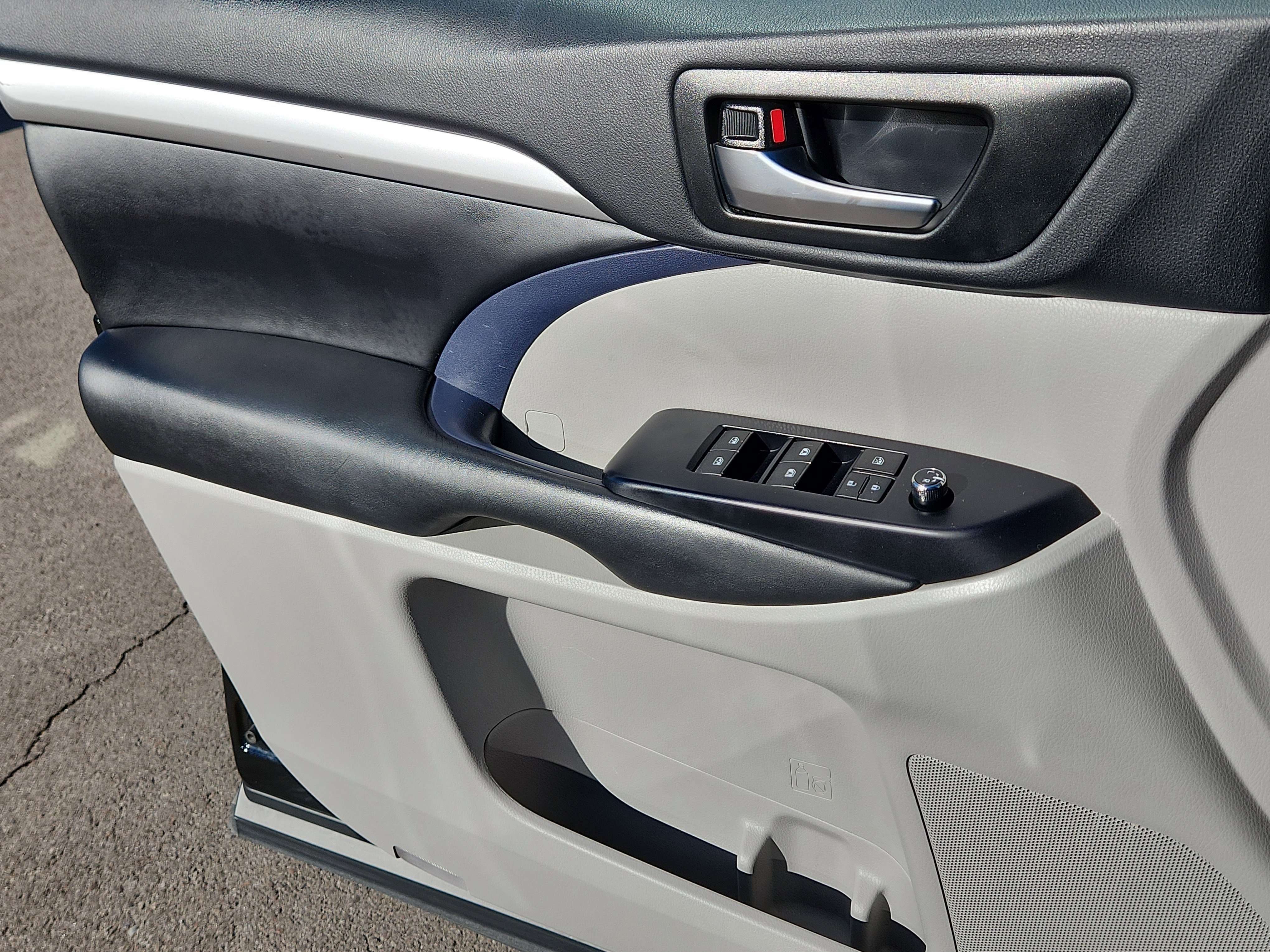 Certified 2019 Toyota Highlander XLE image 6