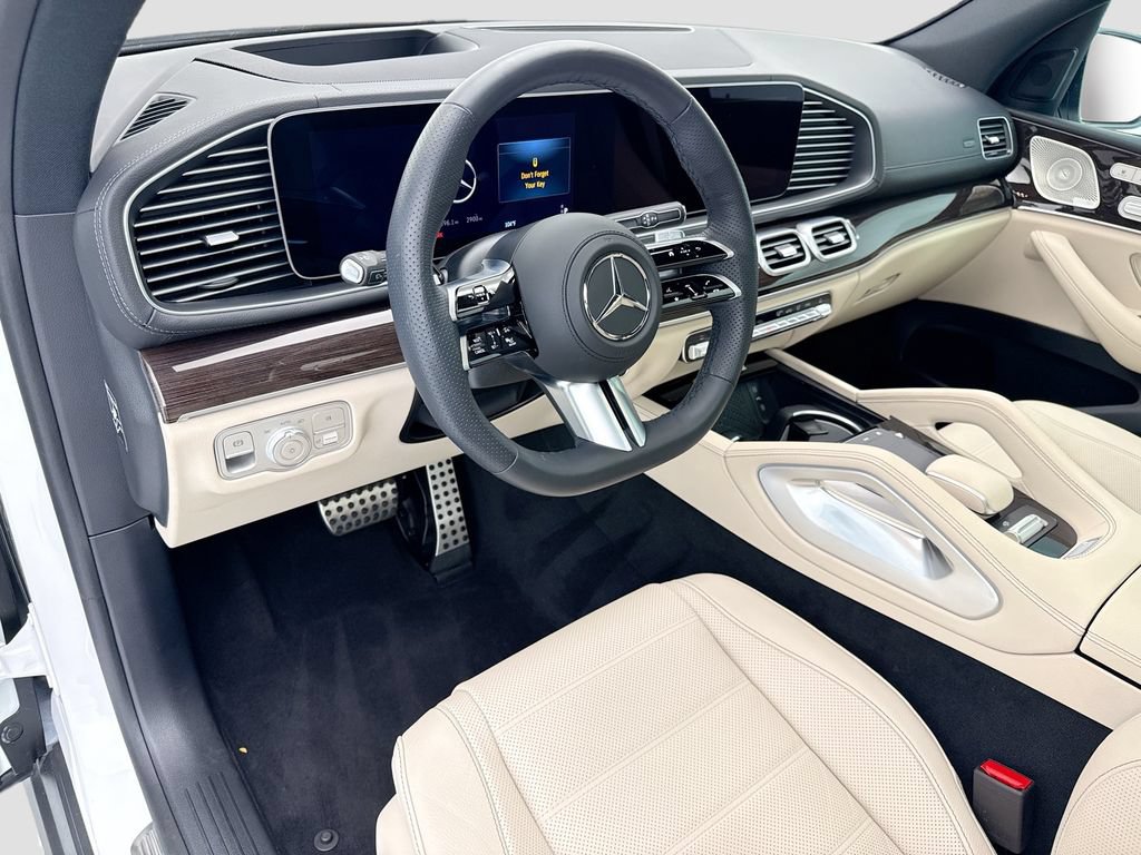 Used 2025 Mercedes-Benz GLS 580 4MATIC image 9