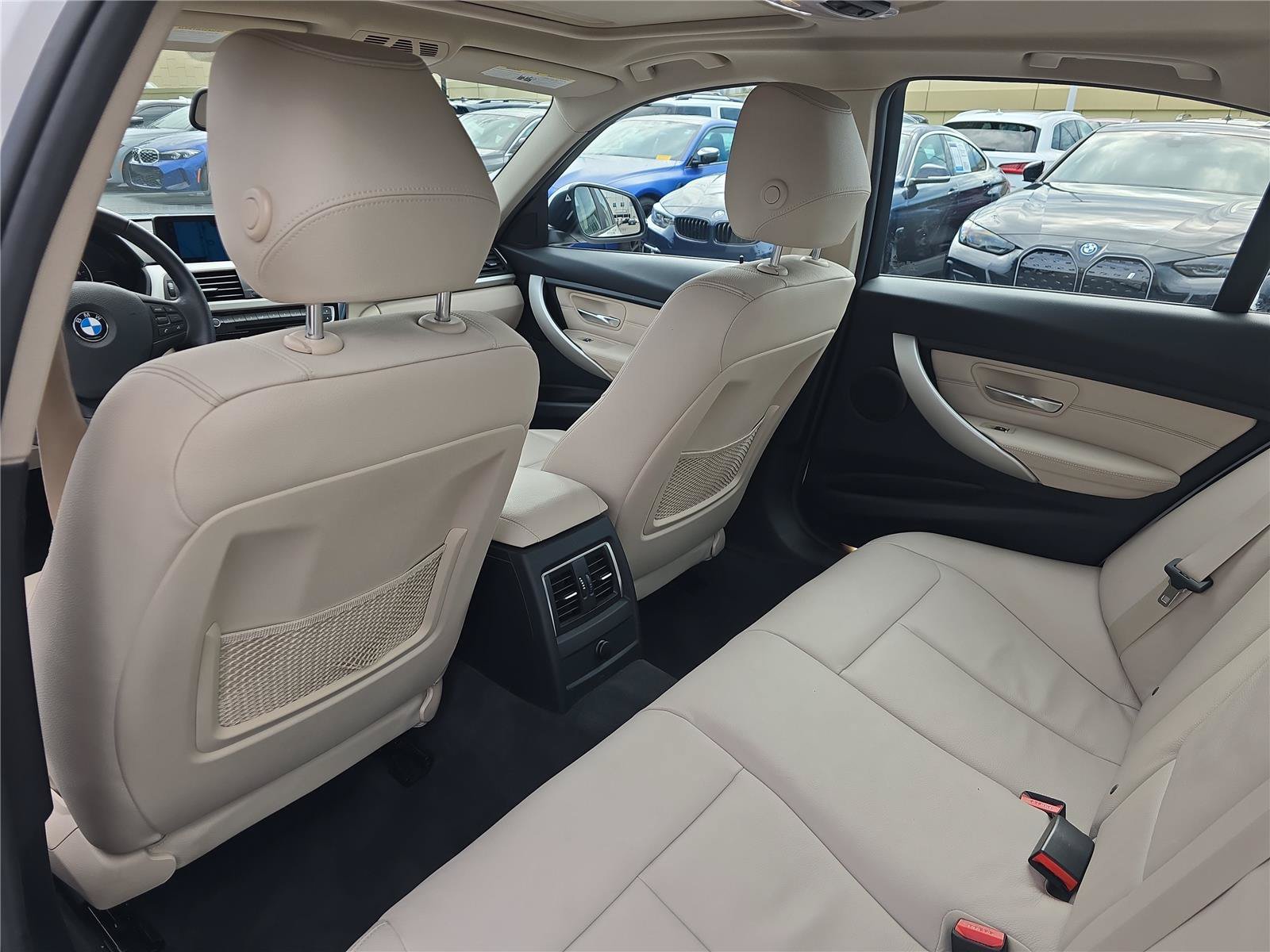 Used 2018 BMW 320i Sedan RWD image 10