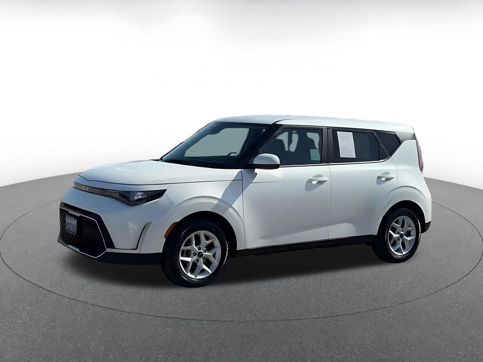 Used 2025 Kia Soul LX w/ LX Technology Package FWD image 8