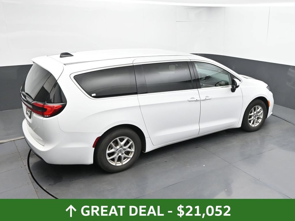 Used 2023 Chrysler Pacifica Touring-L FWD image 33