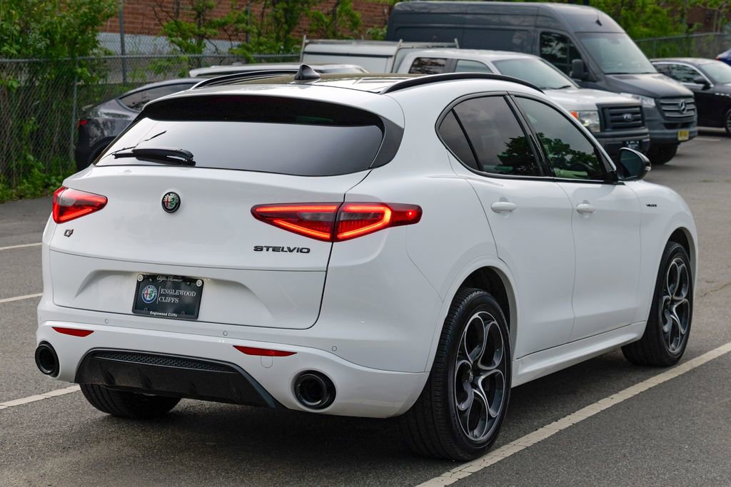 Used 2023 Alfa Romeo Stelvio Veloce AWD/4WD image 7