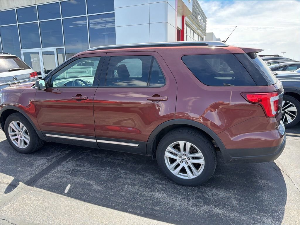 Used 2018 Ford Explorer XLT w/ Equipment Group 202A AWD/4WD image 3