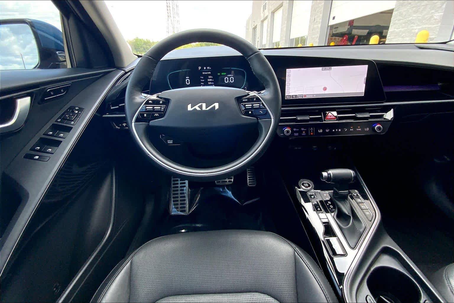 Used 2023 Kia Niro SX Touring image 6
