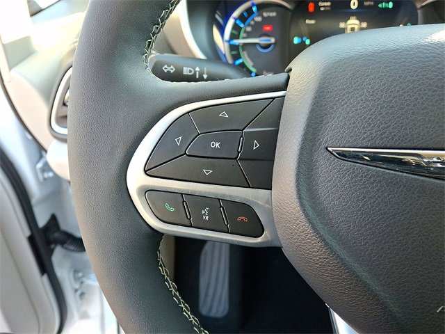 Used 2024 Chrysler Pacifica Select image 17