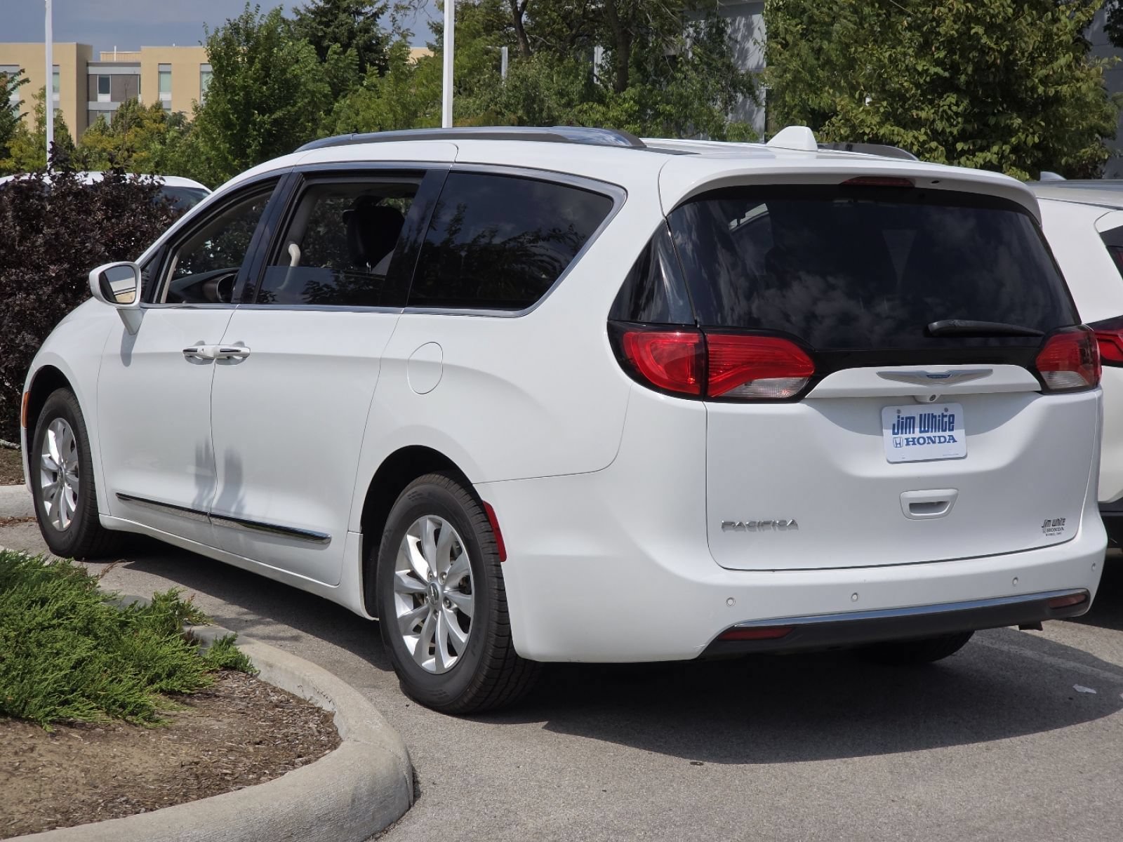 Used 2018 Chrysler Pacifica Touring-L FWD image 4