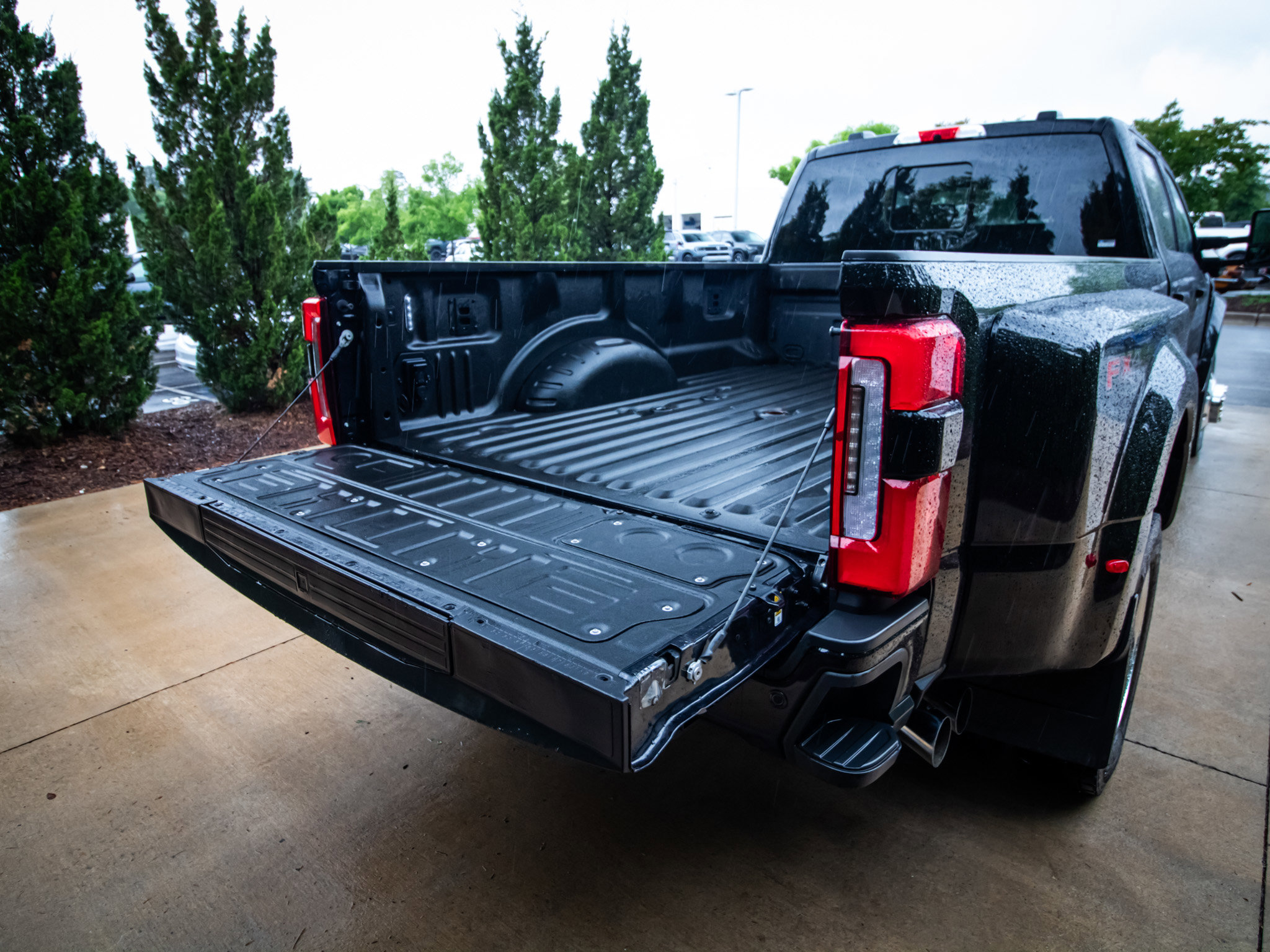 Used 2025 Ford F450 Platinum w/ FX4 Off-Road Package AWD/4WD image 32