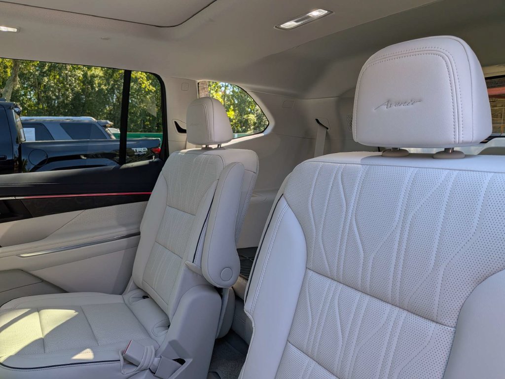 Used 2027 Buick Enclave Avenir w/ LPO, Illumination Package FWD image 14