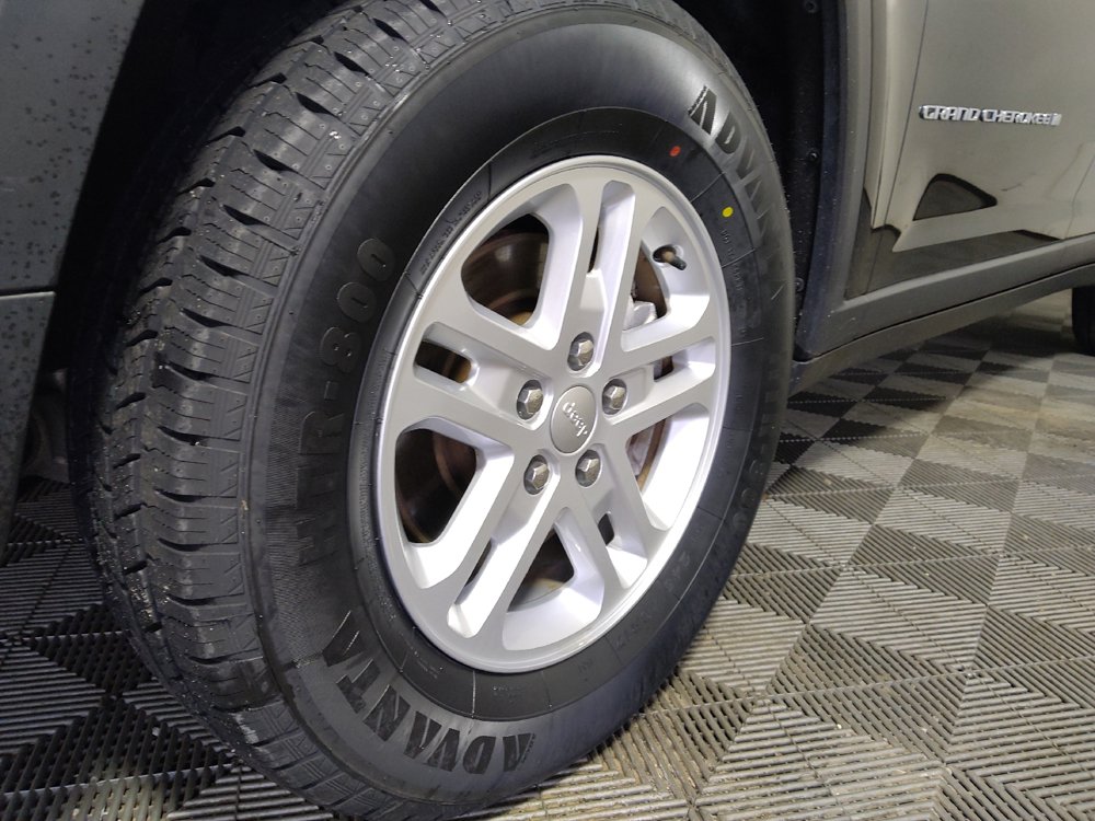 Used 2023 Jeep Grand Cherokee Laredo AWD/4WD image 31