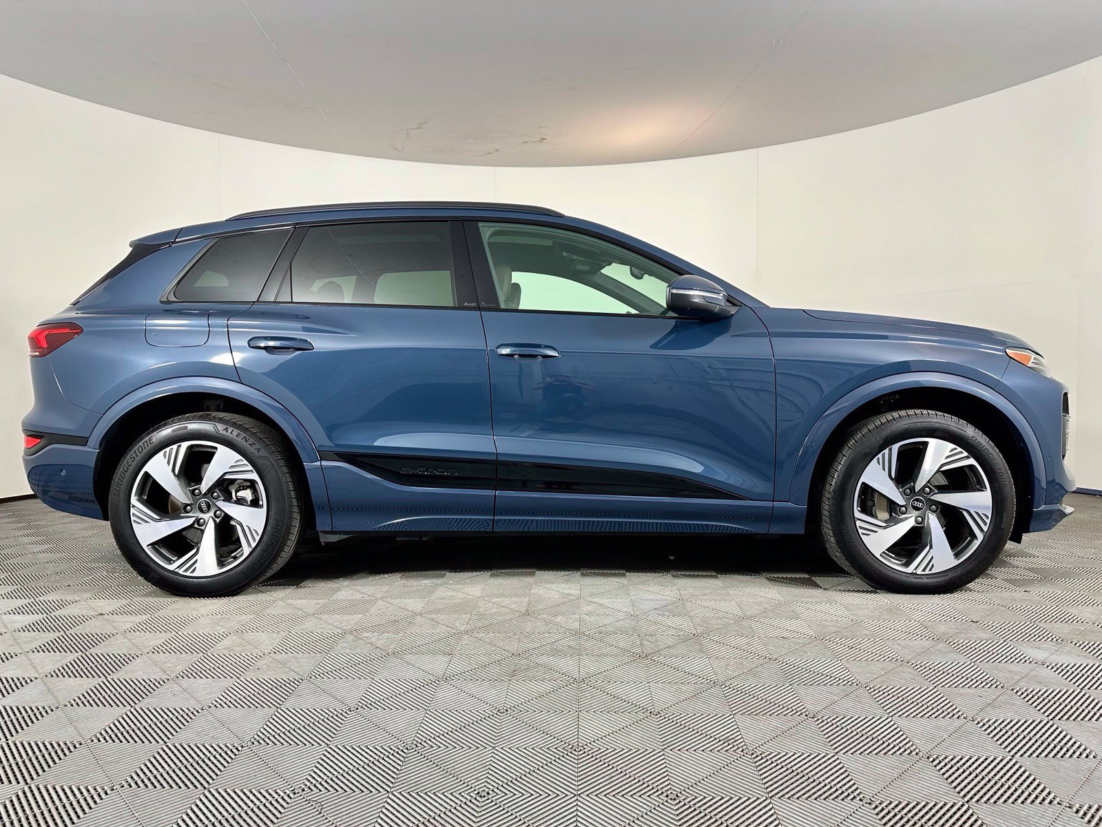 Used 2025 Audi Q6 e-tron Premium Plus w/ Premium Plus AWD/4WD image 26