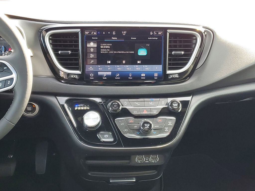 Used 2025 Chrysler Pacifica Select image 28