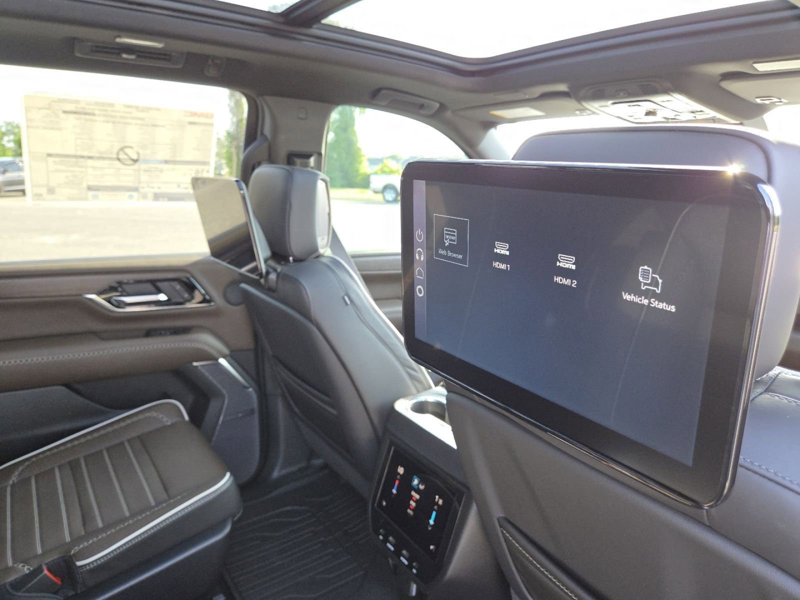 New 2026 GMC Yukon XL Denali Ultimate AWD/4WD image 32