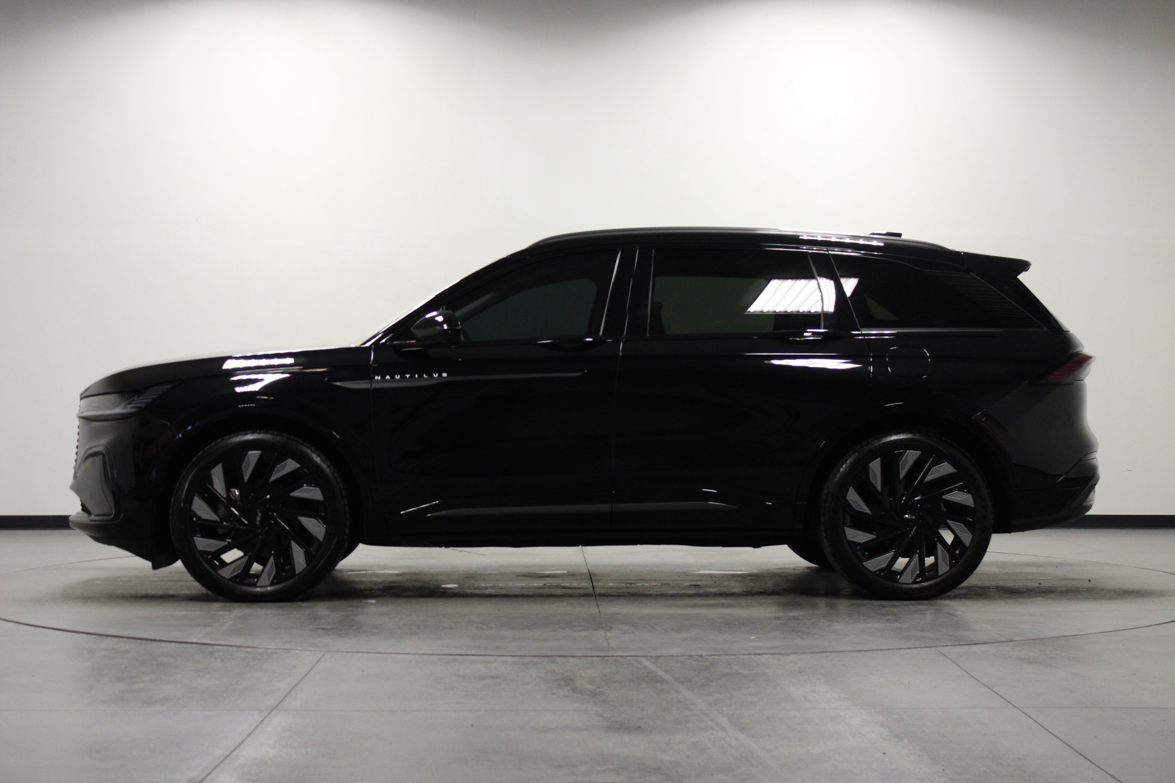 Used 2025 Lincoln Nautilus Reserve w/ Jet Appearance Package AWD/4WD image 7