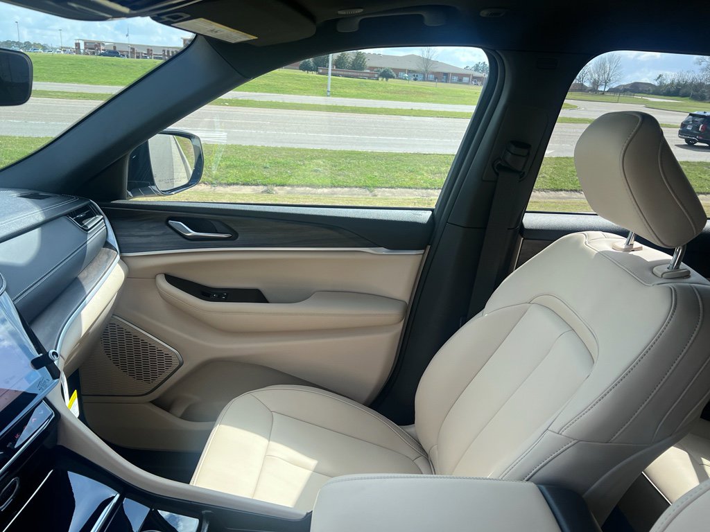 New 2026 Jeep Grand Cherokee Limited w/ Limited Altitude Package RWD image 19