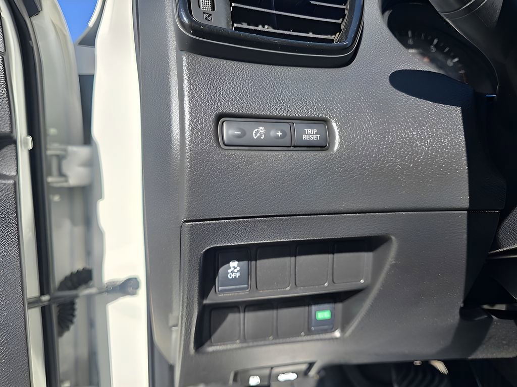 Used 2019 Nissan Rogue Sport S image 17