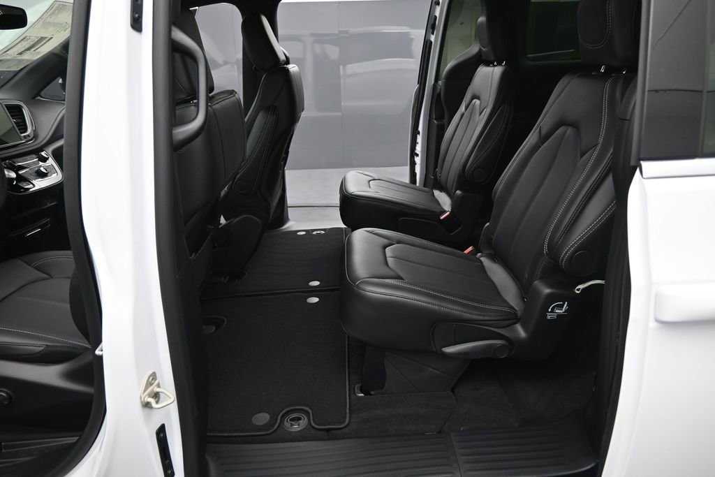 New 2027 Chrysler Pacifica Select FWD image 13
