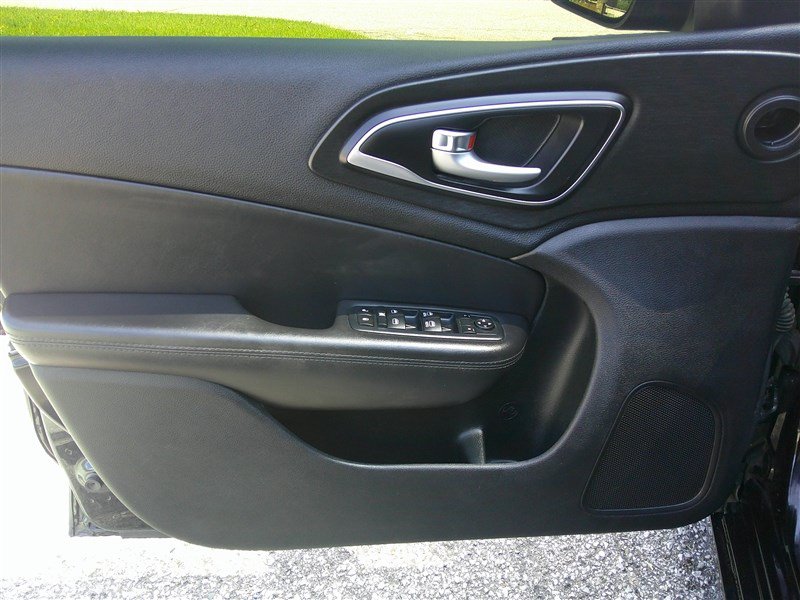 Used 2017 Chrysler 200 Limited Platinum FWD image 9