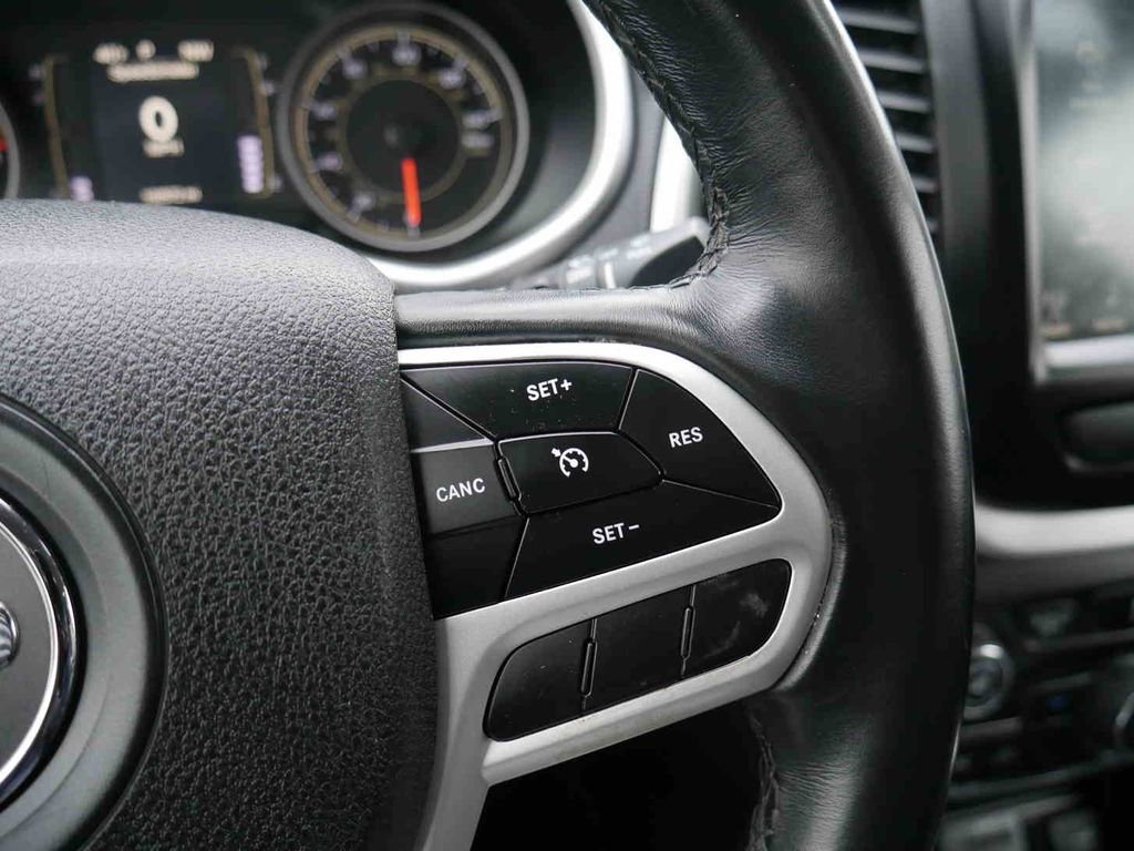 Used 2018 Jeep Cherokee Latitude Plus image 35