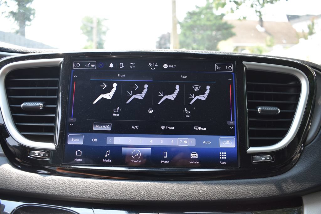 Used 2024 Chrysler Pacifica Touring-L FWD image 17