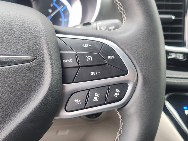 Used 2023 Chrysler Pacifica Touring-L image 23