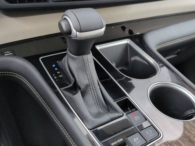 Certified 2025 Toyota Sienna Platinum AWD/4WD image 16
