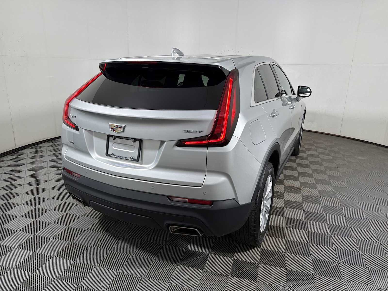 Used 2022 Cadillac XT4 Luxury w/ Cold Weather Package AWD/4WD image 6