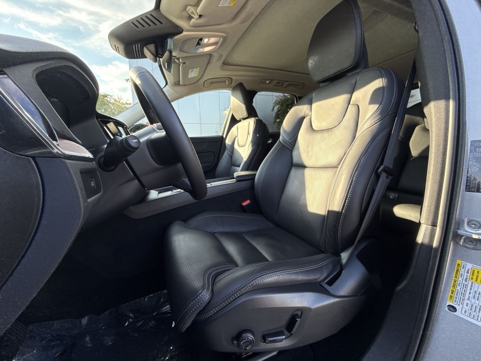 Certified 2023 Volvo XC60 B6 Ultimate w/ Protection Package Premier AWD/4WD image 13