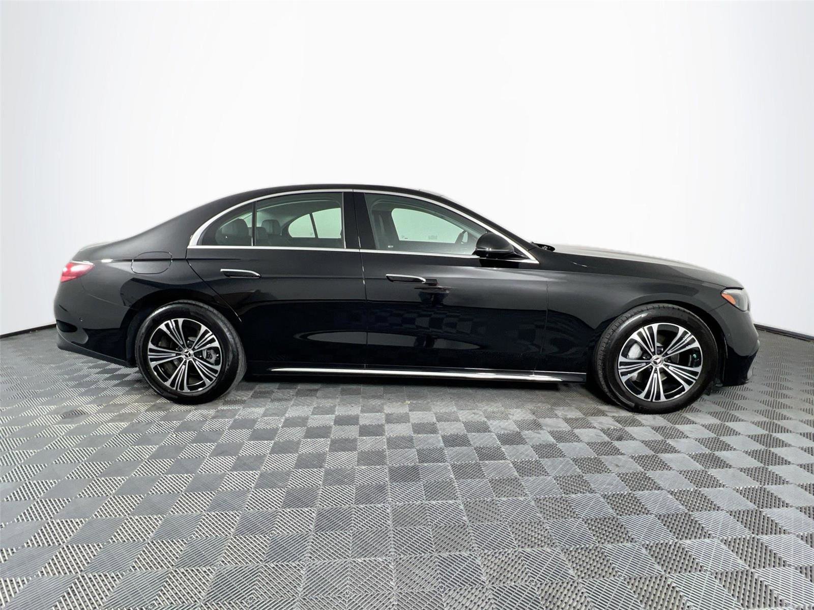 Used 2025 Mercedes-Benz E 350 4MATIC Sedan image 7