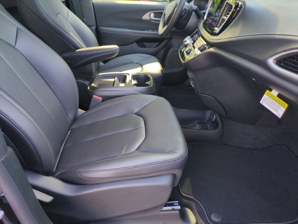 New 2027 Chrysler Pacifica Select FWD image 34