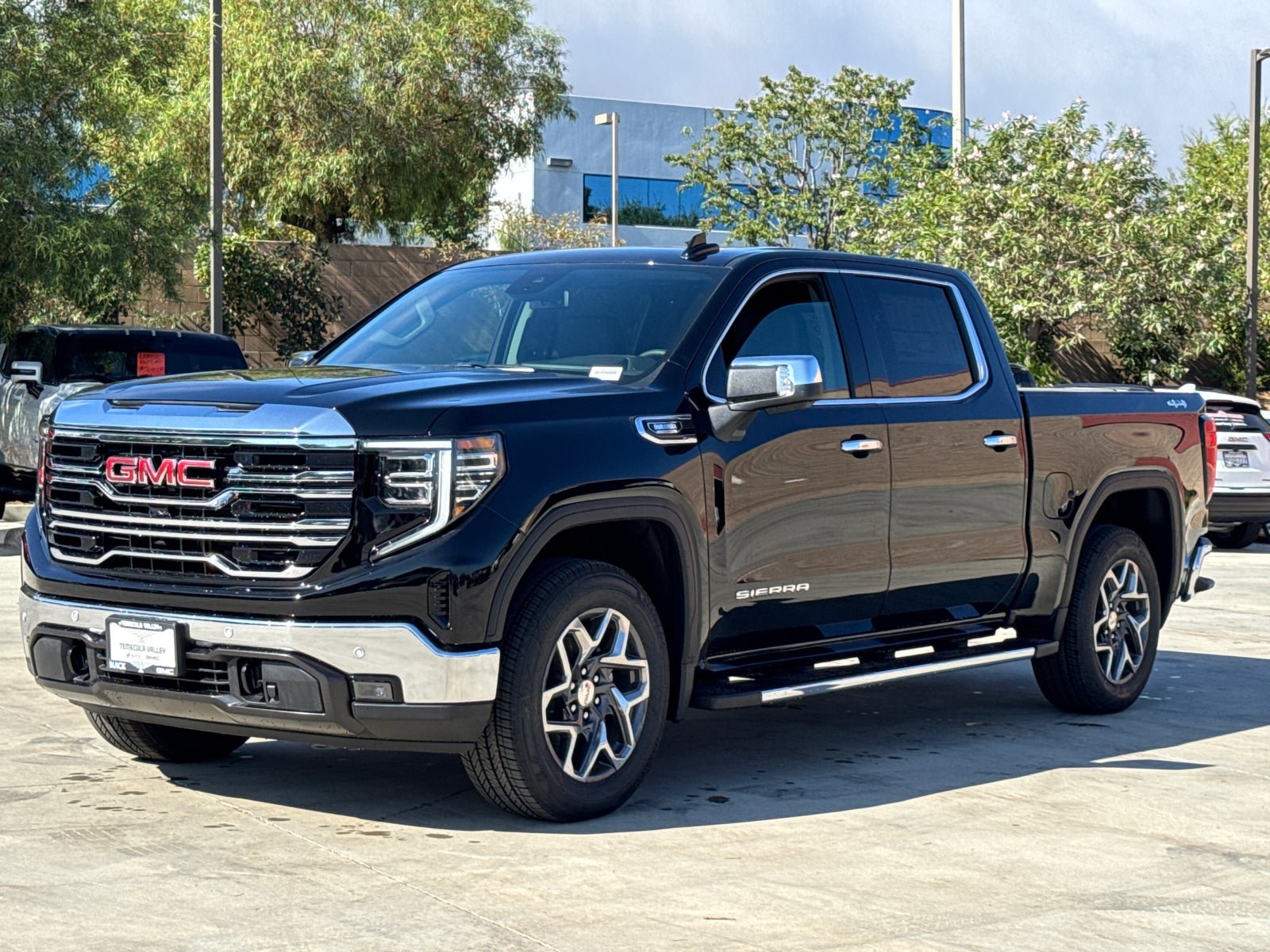 Used 2026 GMC Sierra 1500 SLT w/ SLT Premium Plus Package AWD/4WD image 4