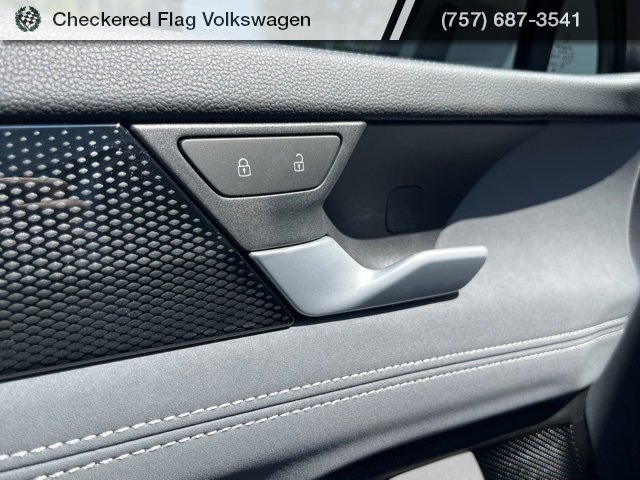 New 2025 Volkswagen Tiguan SE image 25