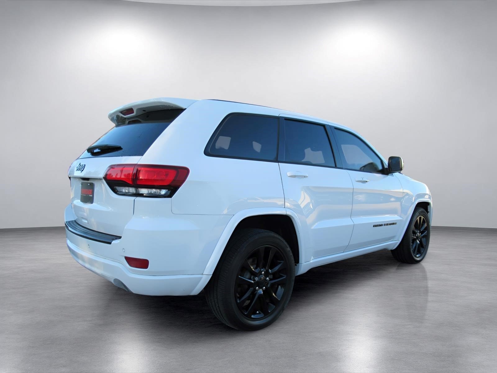 Used 2018 Jeep Grand Cherokee Altitude RWD image 6