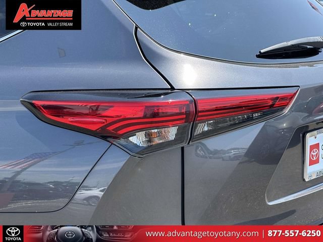 Certified 2021 Toyota Highlander XLE AWD/4WD image 12