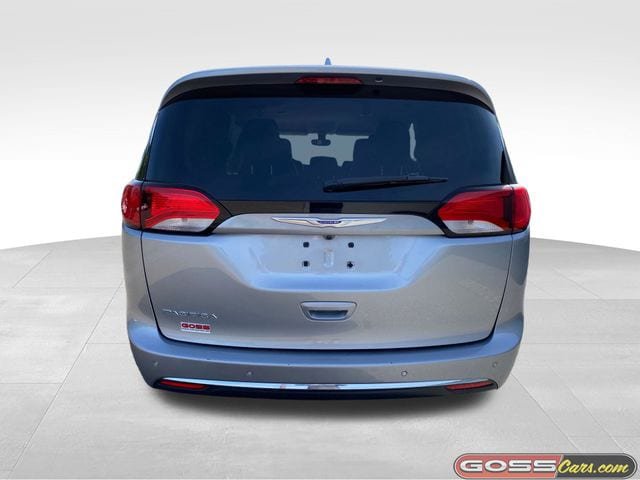 Used 2019 Chrysler Pacifica Touring-L FWD image 4