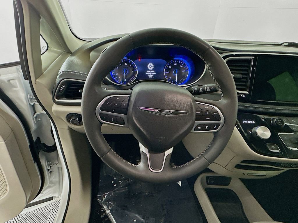 Used 2023 Chrysler Pacifica Touring-L image 16