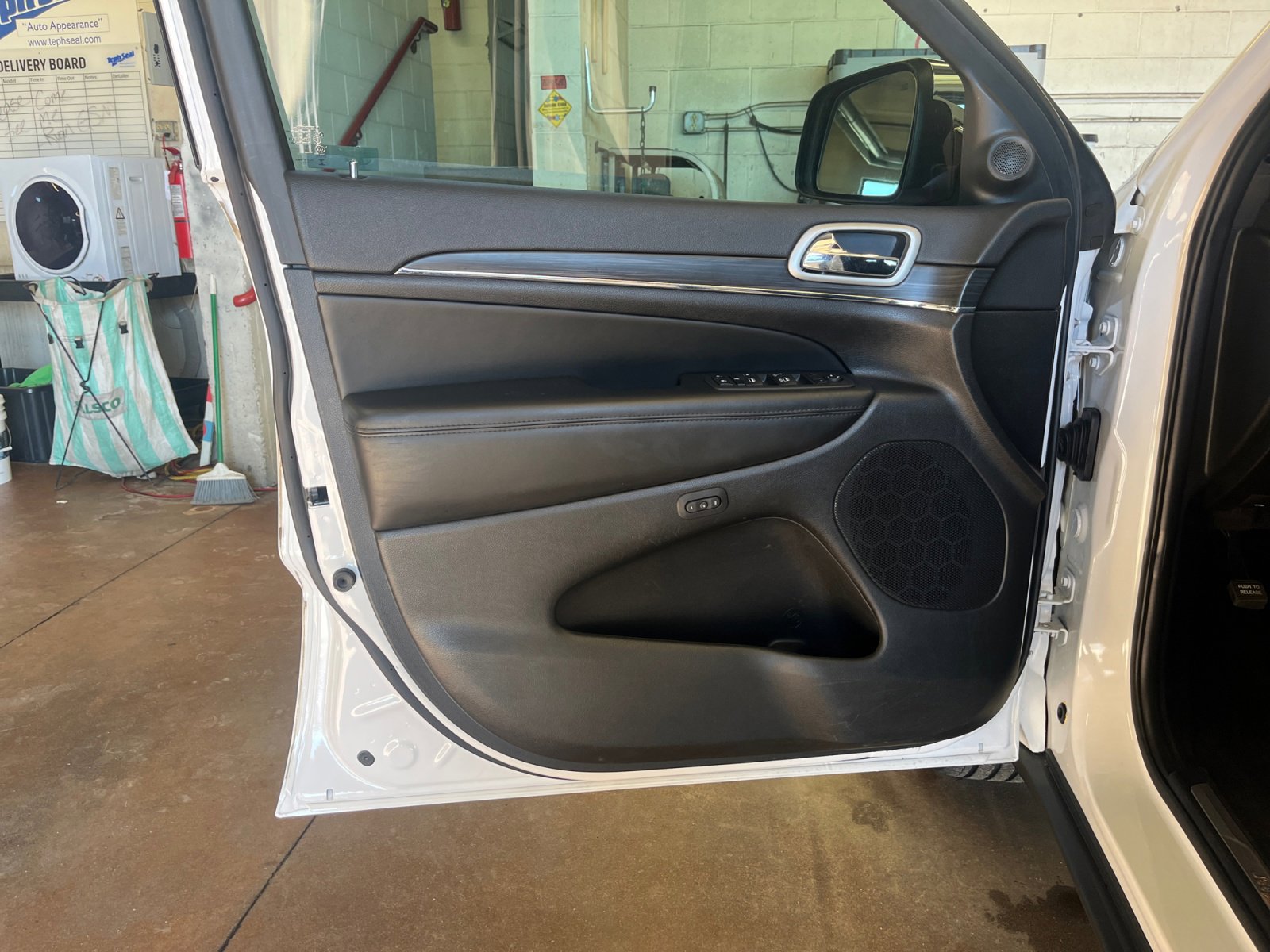 Used 2022 Jeep Grand Cherokee Limited image 12