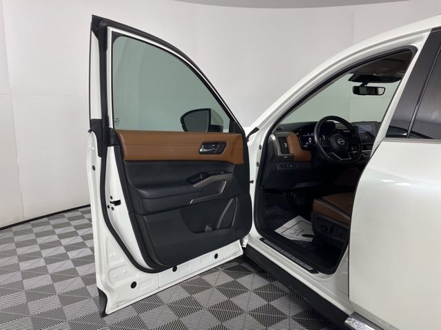 Used 2023 Nissan Pathfinder Platinum w/ Cargo Package image 17