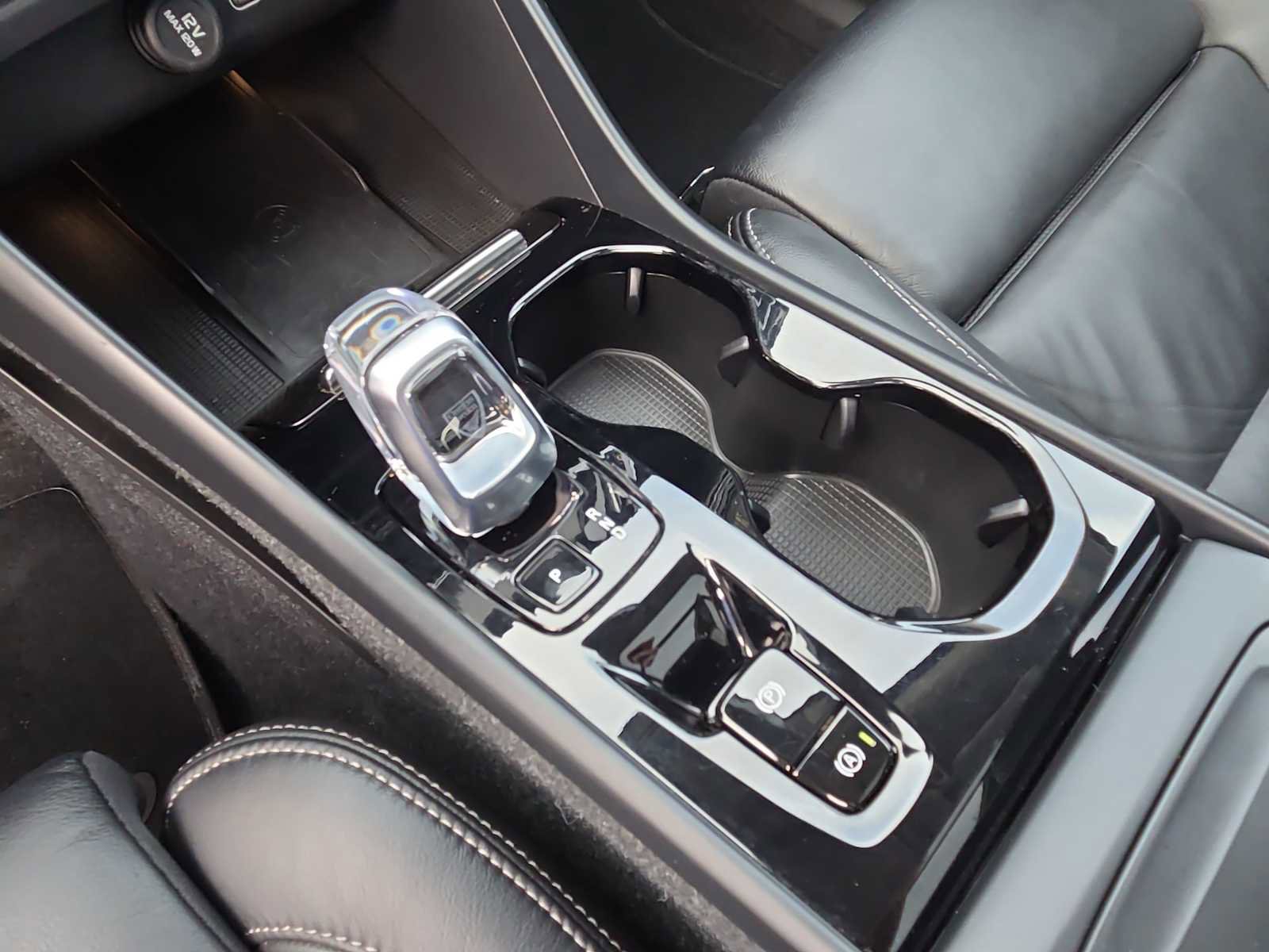 Used 2023 Volvo XC40 B4 Ultimate image 17