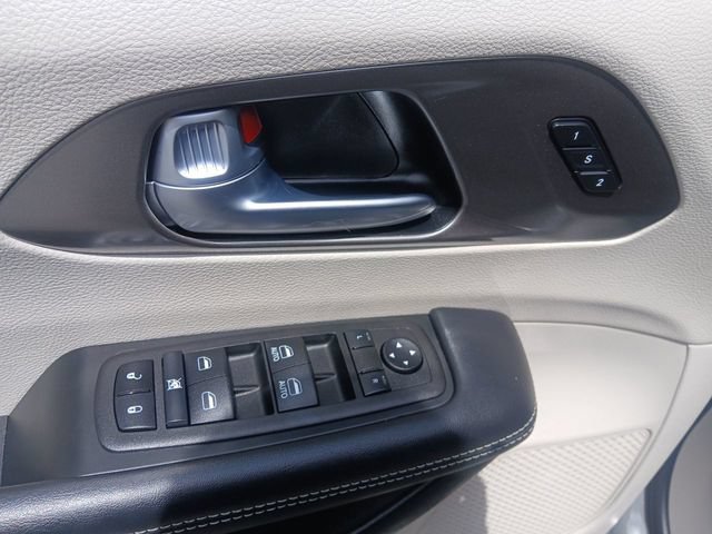 Used 2023 Chrysler Pacifica Touring-L FWD image 14