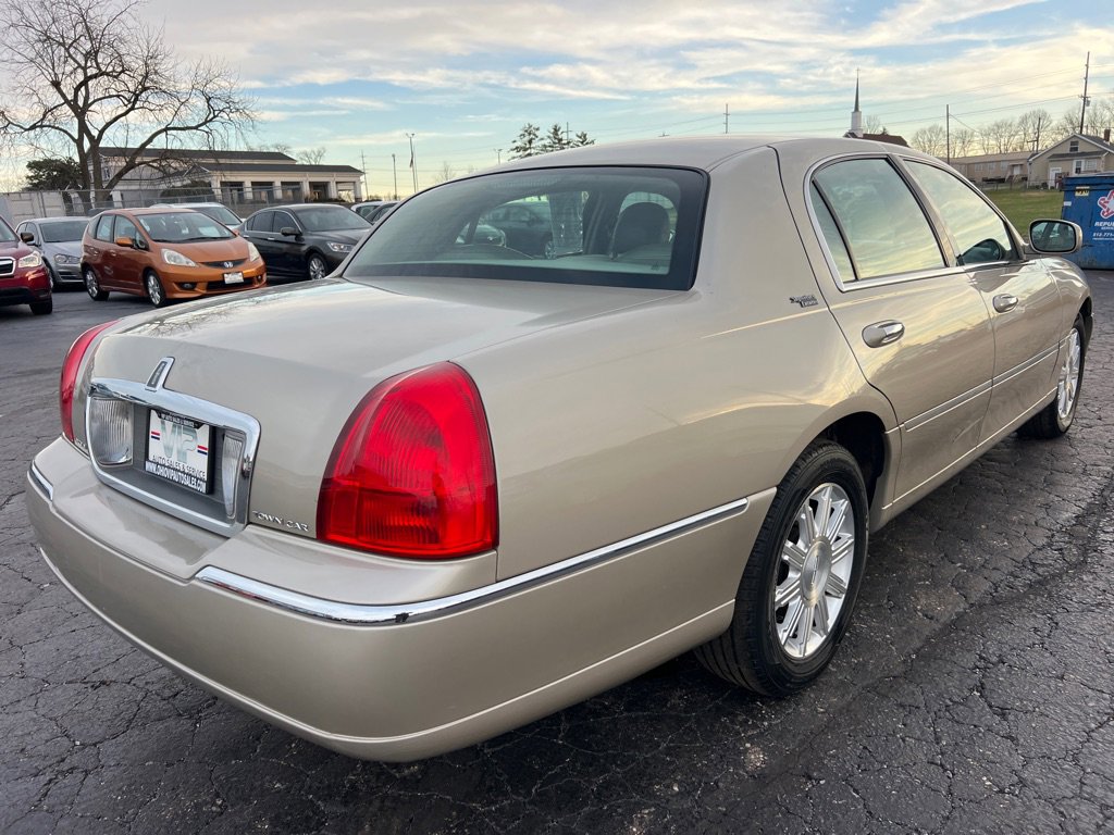 Used 2009 Lincoln Town Car Signature Limited image 7