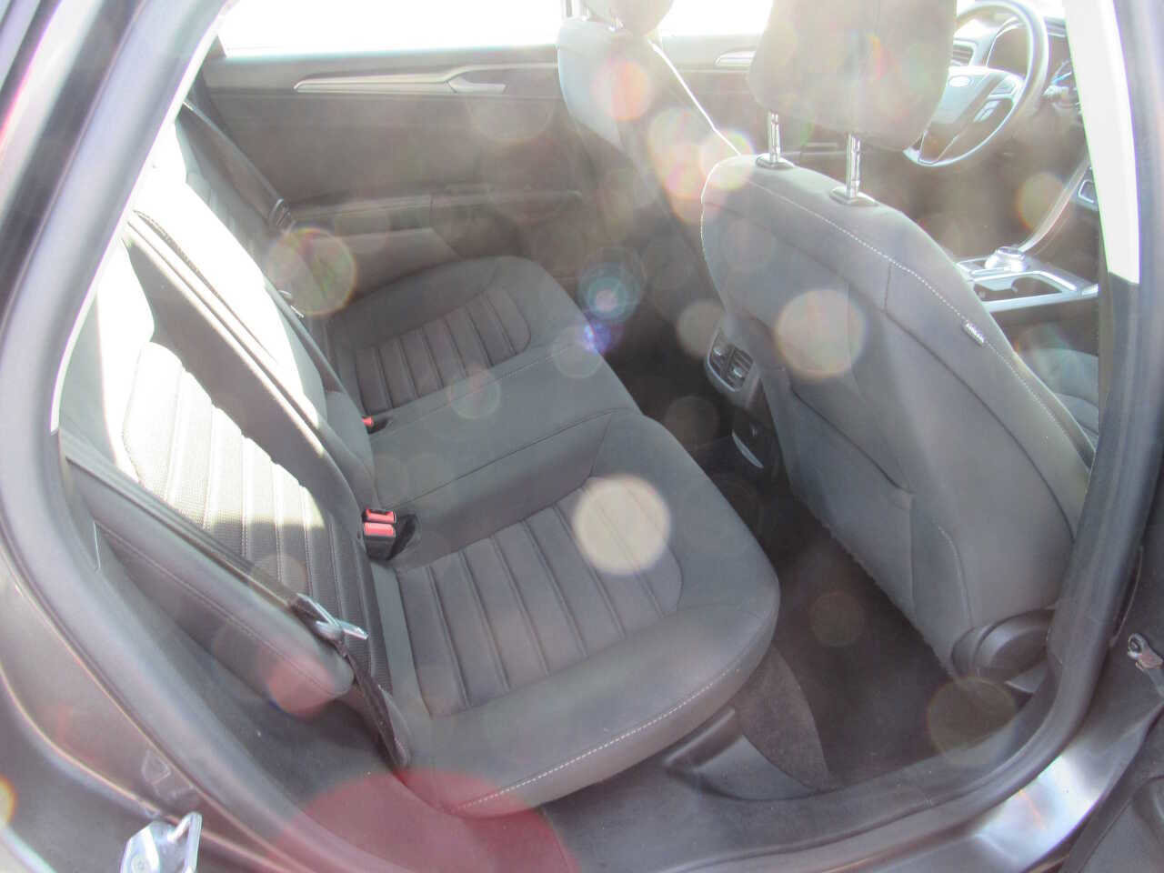 Used 2020 Ford Fusion SE FWD image 9