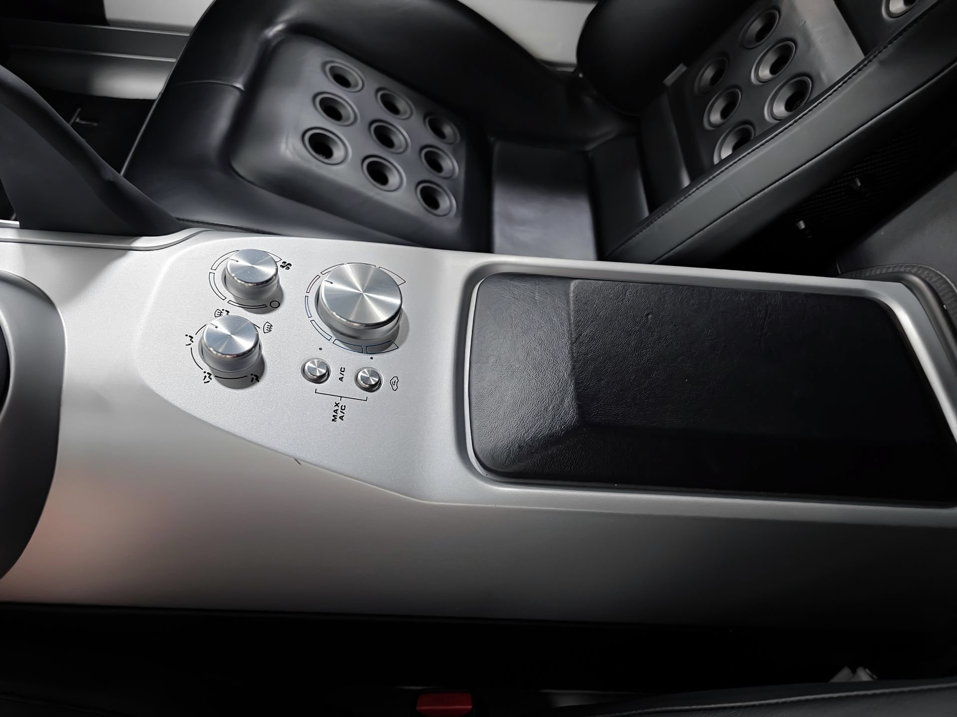 Used 2005 Ford GT RWD image 43